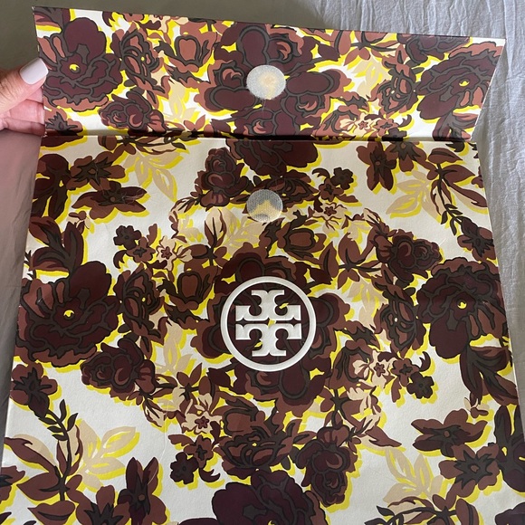 Tory Burch gift box - Picture 3 of 7